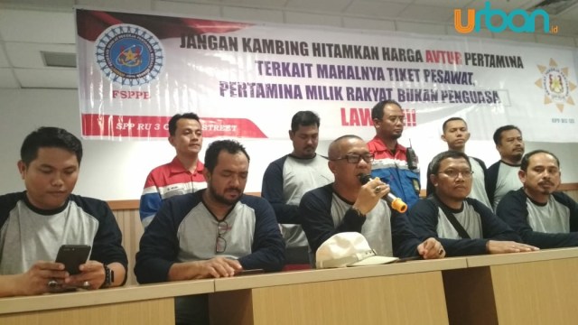 Serikat pekerja Pertamina saat menyatakan sikap dihadapan awak media, Jumat (15/2) (foto: Urban Id)