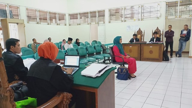 Mirawati Nurmatis menjalani sidang tuntutan di Pengadilan Negeri Bukittinggi, Jumat 15 Februari 2019. (Istimewa)