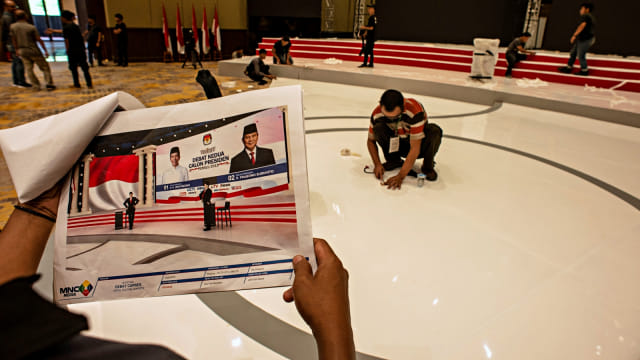 Pekerja menyiapkan panggung untuk debat kedua Calon Presiden Pilpres 2019  di Hotel Sultan, Jakarta. Foto: Antara/Aprillio Akbar