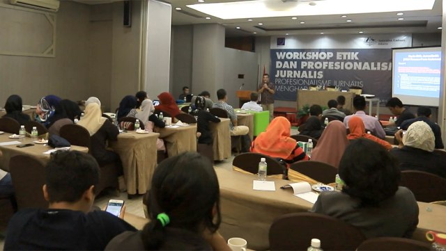 Anggota Dewan Pers, Nezar Patria saat memberi materi dalam Workshop Profesionalisme Jurnalis Menghadapi Hoaks, di Banda Aceh, Jumat (15/2). Foto: Windy Phagta