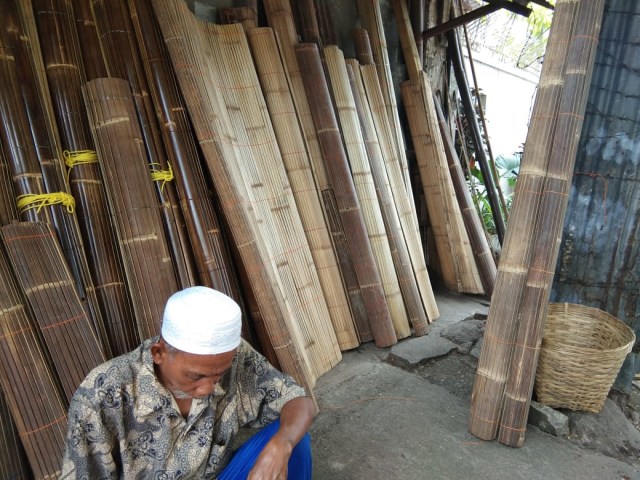 Pak Tejo, pengrajin tirau bambu selama 20 tahun di Jalan Moh Yamin Solo. (Foto : Tara Wahyu NV)
