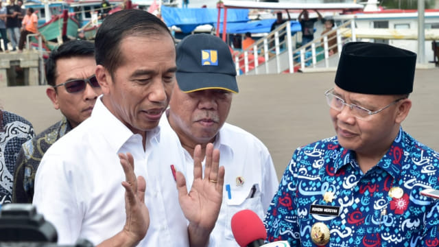 Presiden Jokowi didampingi Menteri PUPR, Basuki Hadimuljono berkunjung ke Kampung Nelayan di Bengkulu. Foto: Dok. Muchlis Jr - Biro Pers Sekretariat Presiden
