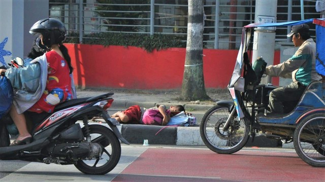Seorang anak jalanan tampak tertidur pulas di trotoar jalan. Foto: Rahmat Utomo/kumparan