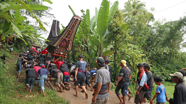 Mengarak jenazah pada upacara kematian Rambu Solo di Toraja. Foto: Helinsa Rasputri/kumparan