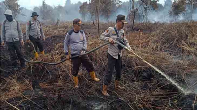 PEMADAMAN kebakaran hutan dan lahan oleh aparat gabungan. 