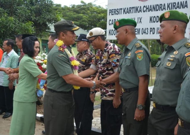 Komandan Korem 043/ Garuda Hitam Kolonel Inf Taufik Hanafi saat melakukan kunjungan ke Kodim 0426/ Tulang Bawang, Jumat (15/2) | Foto : Ist.