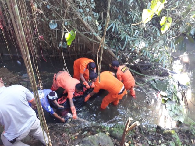 Basarnas Bali tengah mengevakuasi jenazah I Nyoman Kirna pada Sabtu (16/2) (Dok.Basarnas Bali)