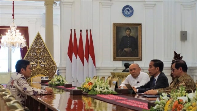 CEO Bukalapak, Achmad Zaky saat bertemu dengan Presiden Joko Widodo di Istana Merdeka, Jakarta. Foto: Yudhistira Amran Saleh/kumparan