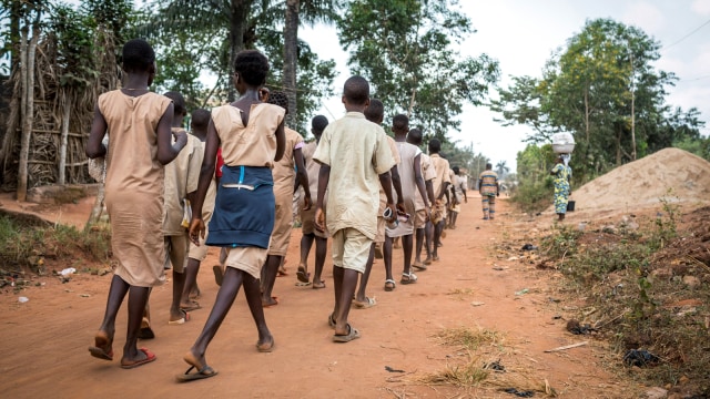 Anak-anak sekolah tiba di balai kota Avrankou untuk menghadiri pelatihan BloLab, di Avrankou, Benin. Foto: AFP/Yanick Folly