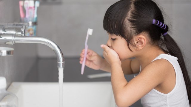 Anak Makan Buah di Malam Hari, Apakah Harus Tetap Sikat Gigi Sebelum Tidur? (462050)