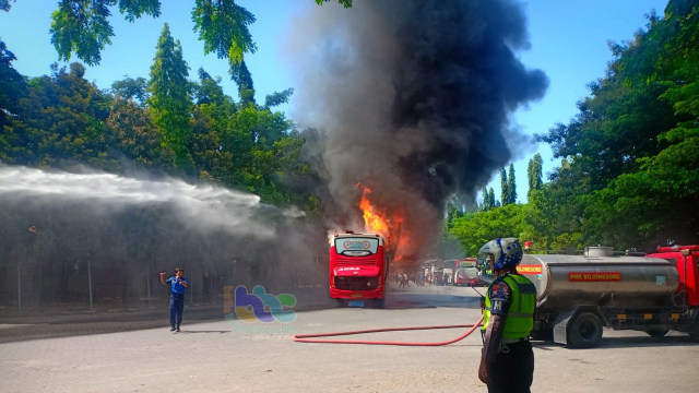 Kondisi bus Agra Mas, nomor polisi B 7371 KCA, saat terbakar di Terminal Rajekwesi Bojonegoro, Sabtu (16/02/2019).