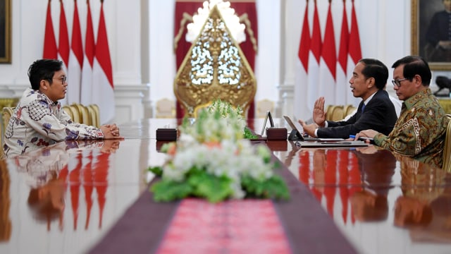 Presiden Joko Widodo (kedua kanan) didampingi Seskab Pramono Anung (kanan) menerima pendiri sekaligus CEO Bukalapak.com Achmad Zaky (kiri) di Istana Merdeka, Jakarta. Foto: Antara/Puspa Perwitasari