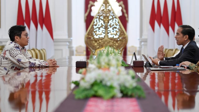 Presiden Joko Widodo (kanan) menerima pendiri sekaligus CEO Bukalapak.com Achmad Zaky (kiri) di Istana Merdeka, Jakarta. Foto: Antara/Puspa Perwitasari