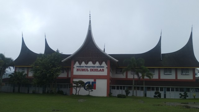 Suasana Pondok Pesantren Nurul Ikhlas yang terletak di Jalan Raya Padang Panjang-Bukittinggi di X Koto Kabupaten Tanah Datar. (Irwanda/langkan.id)