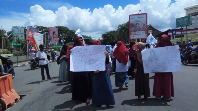 Aksi galang dana Peduli Palestina oleh ratusan pemuda dari Masyarakat Relawan Indonesia di Kota Ambon, Sabtu (16/2). (Foto: ist)