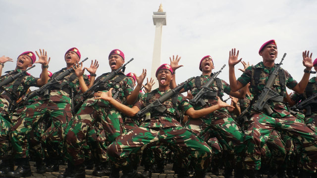 Pasukan TNI menyanyikan yel-yel di apel kesiapan TNI membantu tugas polisi dalam rangka pengamanan Natal, tahun baru, pileg dan pilpres 2019. Foto: Irfan Adi Saputra/kumparan