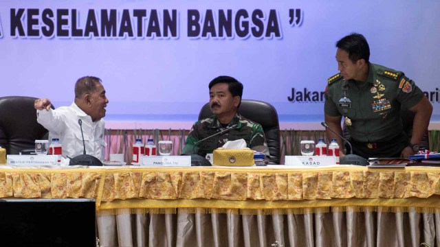 LIPSUS, Jenderal Pilpres, Menteri Pertahanan Ryamizard Ryacudu (kiri) berbincang dengan Panglima TNI Marsekal TNI Hadi Tjahjanto dan Kepala Staf Angkatan Darat Jenderal TNI Andika Perkasa