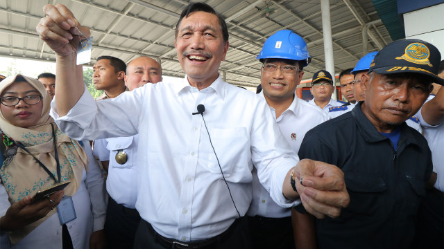 Luhut Binsar Pandjaitan (Tengah). Foto: ANTARA FOTO/Didik Suhartono