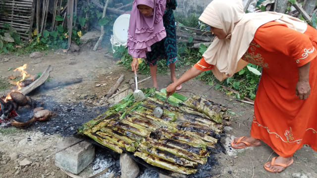 Proses pemanggangan Meuloh Teupeh. Foto: Taufik Al Mubarak/acehkini