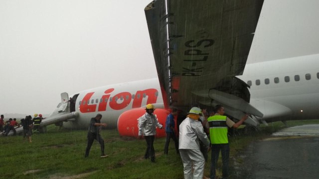Lion Air tergelincir di Bandara Supadio. Foto: Dok. Humas Polda Kalbar