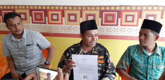 Ustaz La Burhan Al-Baqiyah didampingi anggota LBH GP Anshor Maluku meminta maaf kepada Habib Luthfi Bin Yahya, Sabtu (16/2) (Foto: ambonnesia.com)  