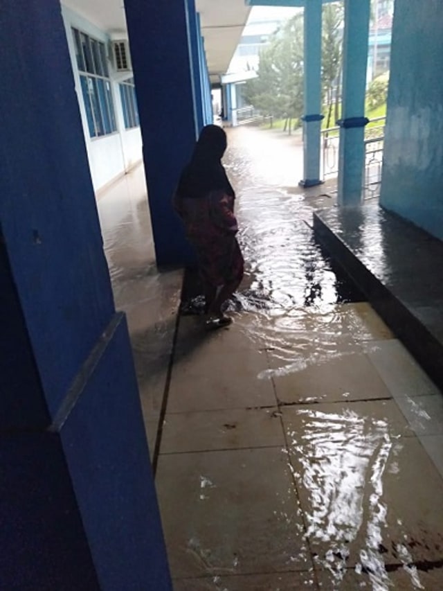 Ket foto : Suasana banjir di RSUAM akibat hujan lebat, Sabtu (16/2) | Foto : Ist.