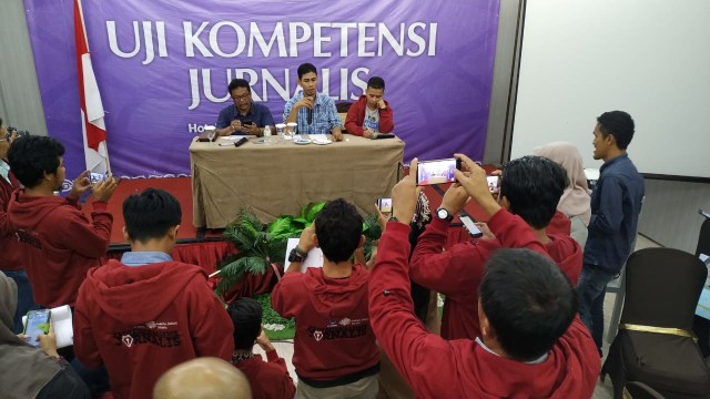 Simulasi konferensi pers dalam Uji Kompetensi Jurnalis (UKJ) AJI di Banda Aceh, Sabtu (16/2). Foto: Habil Razali  