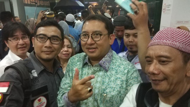 Politikus Partai Gerindra Fadli Zon menghadiri syukuran lahirnya relawan Anies-Sandi bernama Cikajang 60 ASA Center di Jalan Cikajang, Kebayoran Baru, Jakarta Selatan, Sabtu (16/2). Foto: Adim Mugni/kumparan