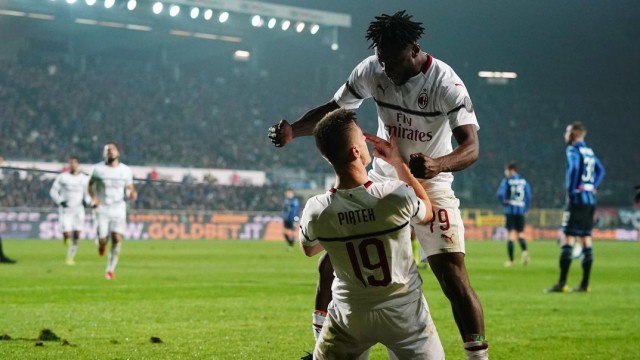 Krzysztof Piatek dan Franck Kessie merayakan gol. Foto: Twitter: AC Milan