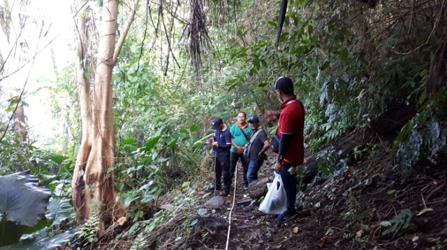 PEMETAAN LOKASI: Tim Pemerintah Kabupaten Siau Tagulandang Biaro, melakukan pemetaan jalur alternatif penghubung Desa Kawahang dan Desa Batubulan yang saat ini masih terisolir akibat erupsi Gunung Karangetang