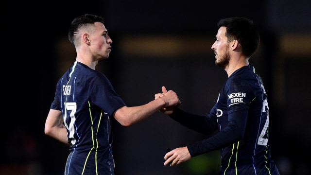 Phil Foden dan David Silva. Foto: REUTERS/Rebecca Naden