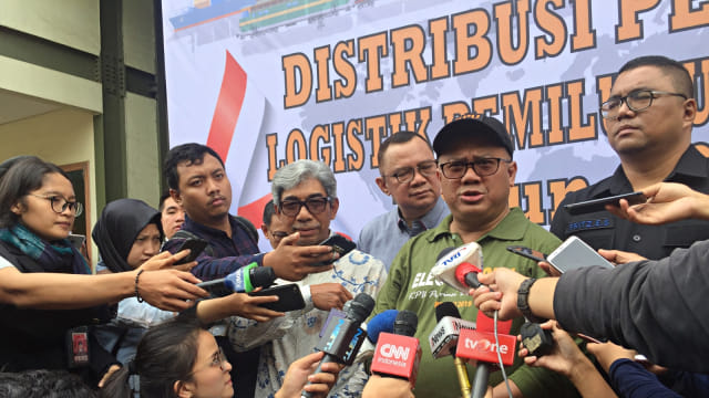 Konferensi pers Ketua KPU, Arief Budiman dalam rangka pendistribusian logistik pemilu yang akan dikirim ke luar negeri. Foto: Moh Fajri/kumparan