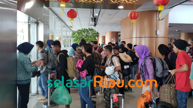 PENUMPANG Lion Air JT186 tujuan Makassar dipersilahkan naik ke pesawat, Minggu, 17 Februari 2019, di Bandara Supadio, Pontianak, Kalimantan Barat. 