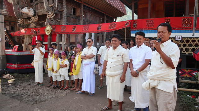Raut gembira terpancar di wajah keluarga mendiang Pong Buri saat menyambut tamu yang akan mengikuti ritual Rambu Solo. Foto: Helinsa Rasputri/kumparan