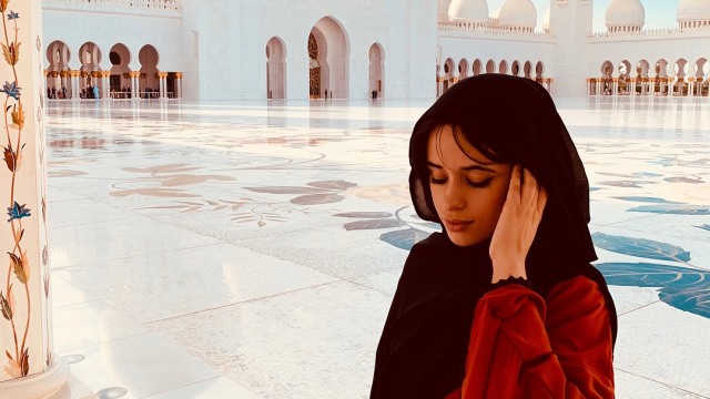 Camila Cabello saat mengunjungi masjid di Abu Dhabi. Foto: Instagram @camila_cabello