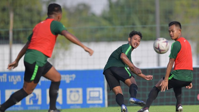Pemain Timnas U-22, Gian Zola berebut bola dengan rekannya Sani RIzki (kanan) dalam latihan menjelang pertandingan Sepak Bola AFF U-22 di lapangan AUPP Sport Club, Phnom Penh, Kamboja. Foto: Antara/Nyoman Budhiana