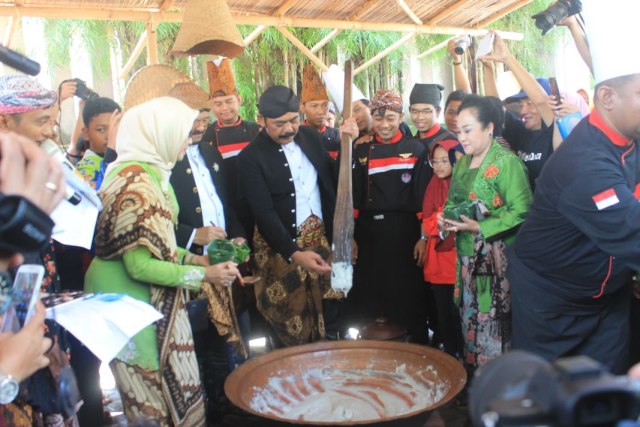 Walikota Surakarta F.X Hadi Rudyatmo sedang mencicipi Jenang di acara Festival Jenang Kota Solo dalam Rangka Ulang Tahun ke-274 Kota Solo. (Foto : Tara Wahyu NV)