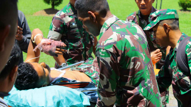Anggota TNI korban penembakan kelompok kriminal separatis bersenjata (KKSB) di Mapenduma, Kabupaten Nduga, Pratu Laode Madjid dievakuasi ke RSUD Mimika, Papua, Jumat (1/2/2019). Foto: ANTARA FOTO/Jeremias Rahadat