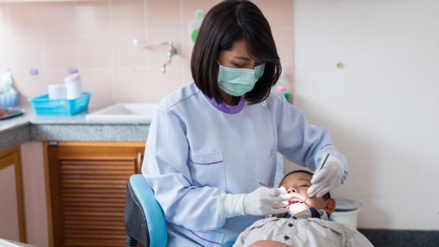 Ilustrasi dokter gigi anak. Foto: Shutterstock