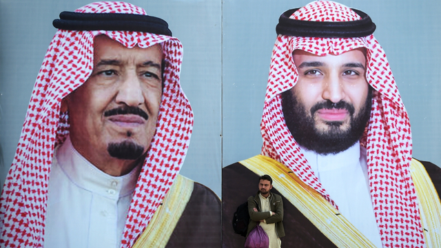 Potret Putra Mahkota Arab Saudi Pangeran Mohammed bin Salman (kanan) dan ayahnya dan Raja Arab Saudi Salman bin Abdulaziz di jalan menjelang kedatangan pangeran di Islamabad. Foto: AFP/AAMIR QURESHI