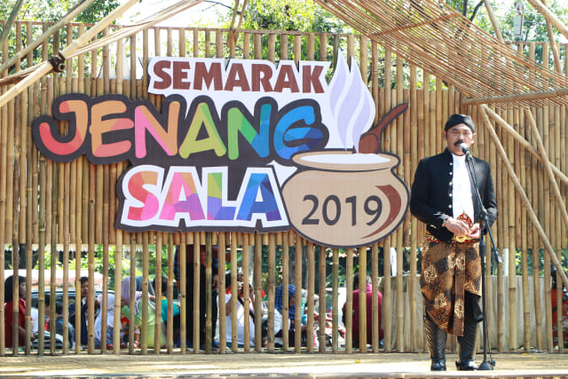 Walikota Surakarta, F.X Hadi Rudyatmo sedang memebrikan sambutan pada acara Semarak Jenang Solo di Plasa Taman Sriwedari Solo. (Foto : Fernando Fitusia)
