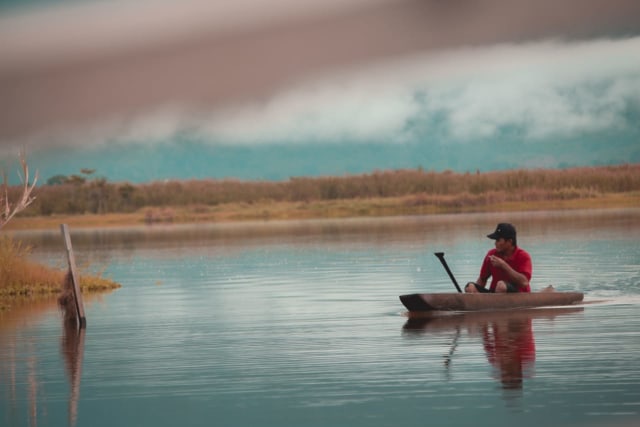 Masyarakat lokal menikmati pagi hari di danau wanga dengan menggunakan sampan. Foto: Yeheskiel Ruutana