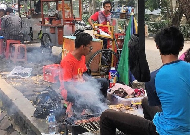 Sate Jando Gedung Sate, Digemari Pejabat, Pembeli Antre Berjam-jam (181950)