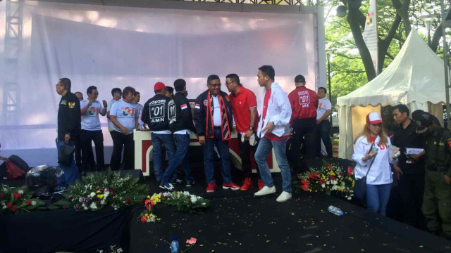 Suasana jelang nobar debat dari pendukun paslon 01 di parkir timur GBK