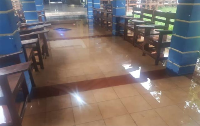 Kondisi Fakultas Vokasi Unair yang terendam banjir saat turun hujan. foto: ist 