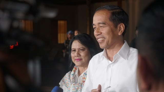 Joko Widodo didampingi Iriana Jokowi tiba di Hotel Sultan. Foto: Iqbal Firdaus/kumparan