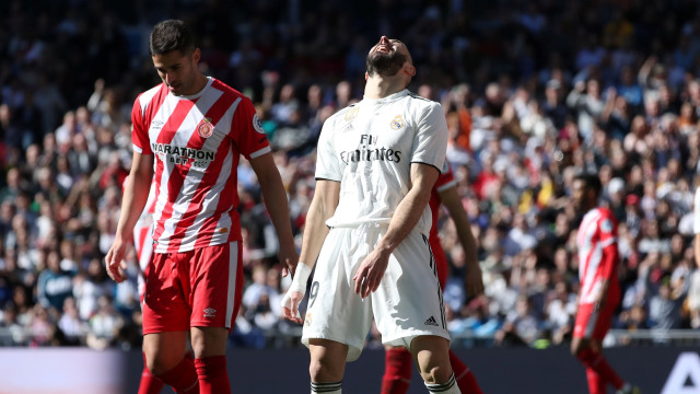 Gagal selesaikan peluang, Karim Benzema kesal. Foto: REUTERS/Susana Vera