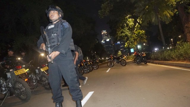 Polisi berjaga di sekitar lokasi ledakan  parkir timur Senayan, Jakarta, Minggu, (17/2). Foto: Iqbal Firdaus/kumparan