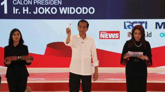 Pendukung capres 01 Jokowi mendapat peringatan dari Bawaslu terkait membawa alat peraga kampanye. Foto: Jamal Ramadhan/kumparan