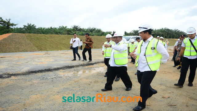 GUBERNUR Riau, Wan Thamrin Hasyim saat meninjau pembangunan jalan tol Pekanbaru-Dumai. 